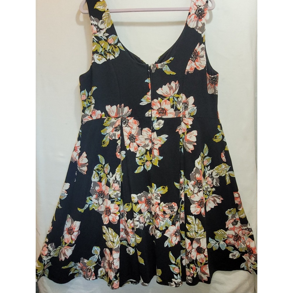 Torrid Sleeveless Dress Sz 20 Ponte Skater Pleated Sweetheart Neck Black Floral - Picture 4 of 13